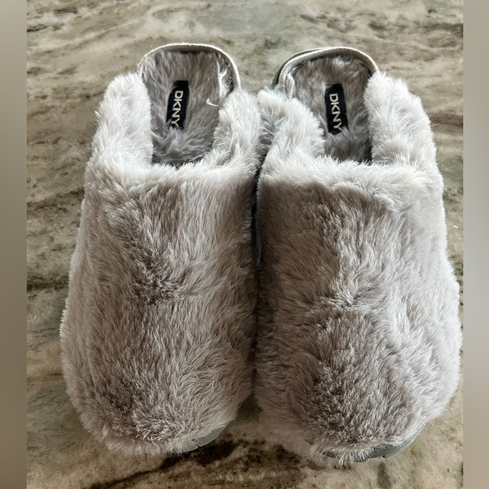 DKNY Gray Fuzzy Faux Fur Slippers Closed Toe Hard Sole Size 6